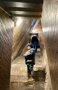 Pausa durante la salita di un bambino sulla cupola del duomo di firenze