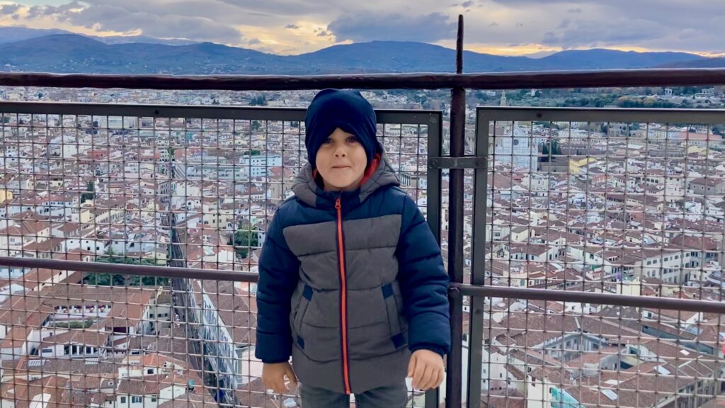 Bambino salito sulla cupola del Duomo di Firenze