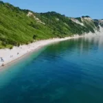 spiaggia di Mezzavalle del monte Conero con i bambini