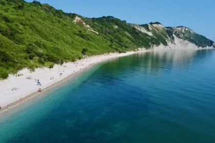 spiaggia di Mezzavalle del monte Conero con i bambini