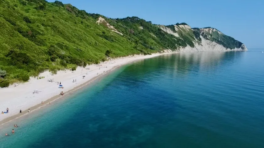 spiaggia di Mezzavalle del monte Conero con i bambini