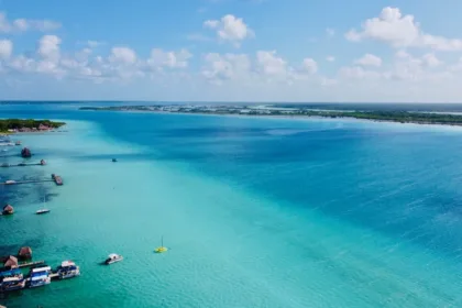 Laguna bacalar dall'alto con drone