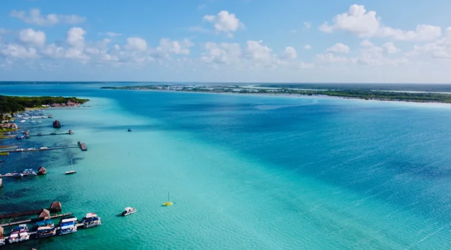 Laguna bacalar dall'alto con drone